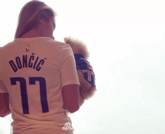 人生赢家东契奇！未来超巨坐拥火辣内衣模特女友