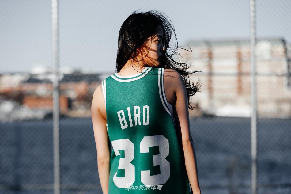 新时代伯德大战魔术师！欧阳娜娜为陈冠希当模特