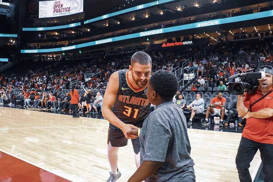 帕森斯与小球员握手致意