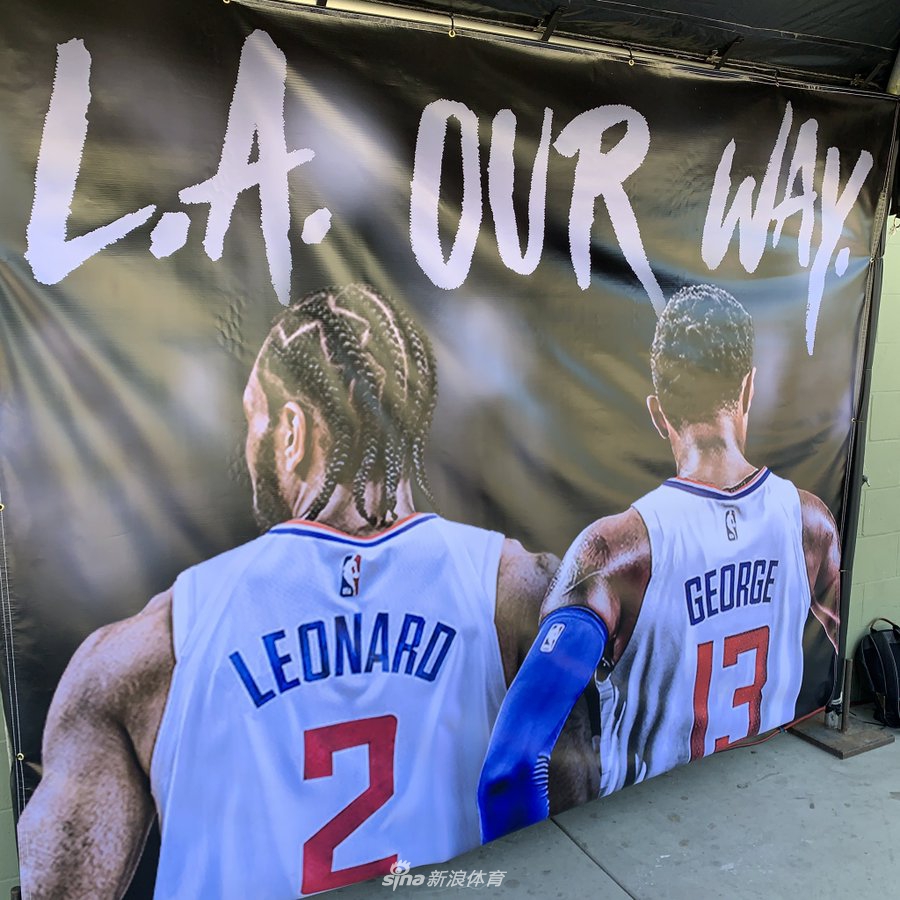 快船举行超巨欢迎发布会!卡哇伊泡椒露出灿烂笑容