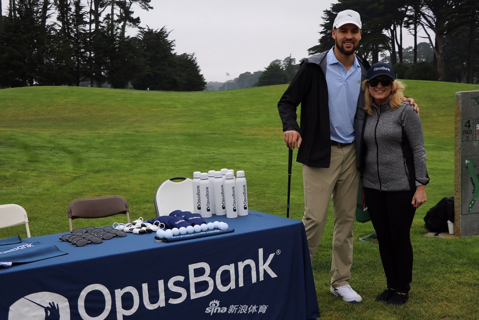 汤普森举办高尔夫球赛