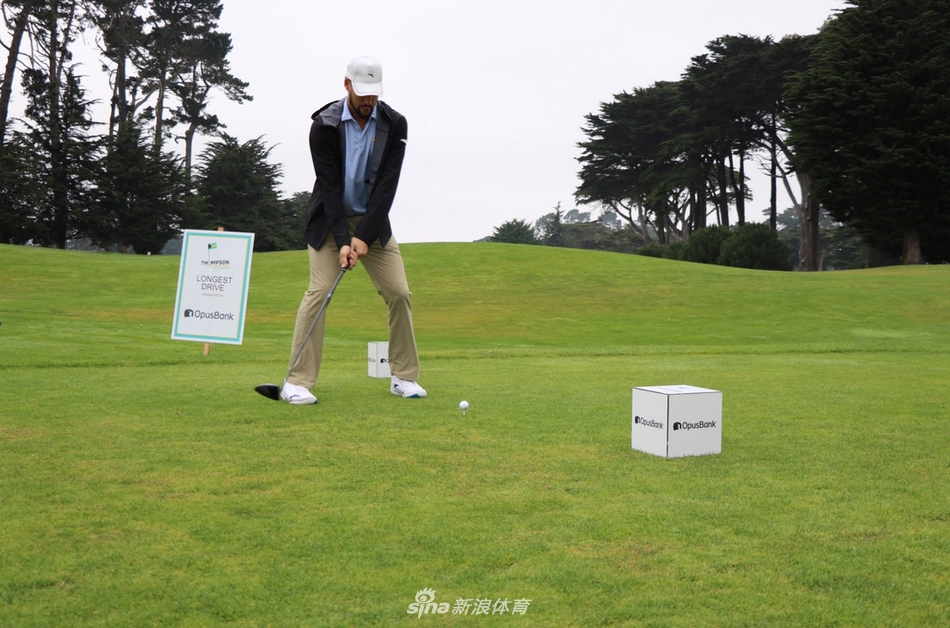 汤普森挥杆开球