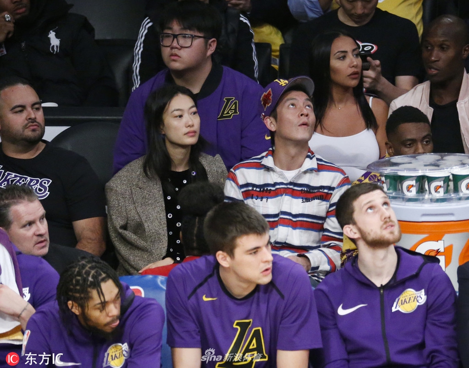 陈冠希携妻子观战湖人比赛 起立为詹姆斯里程碑欢呼