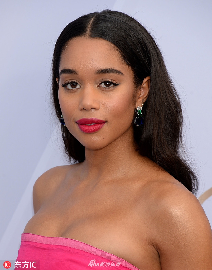 汤神女友粉色抹胸长裙出席颁奖礼 蜘蛛侠女主华丽变身