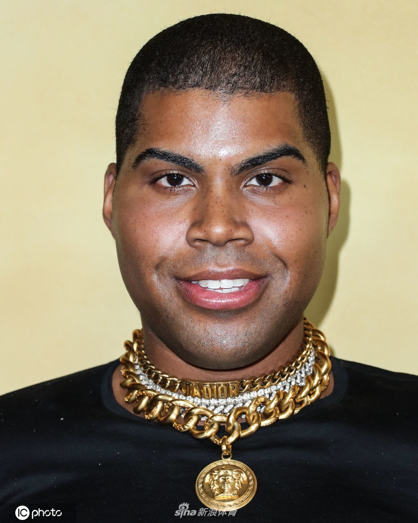 EJ酱亮相电影首映仪式 露腰礼服全黑look