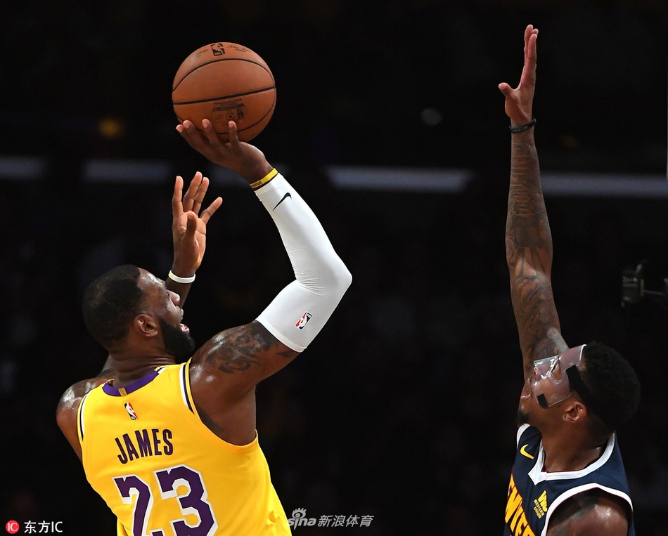 詹姆斯跳投出手