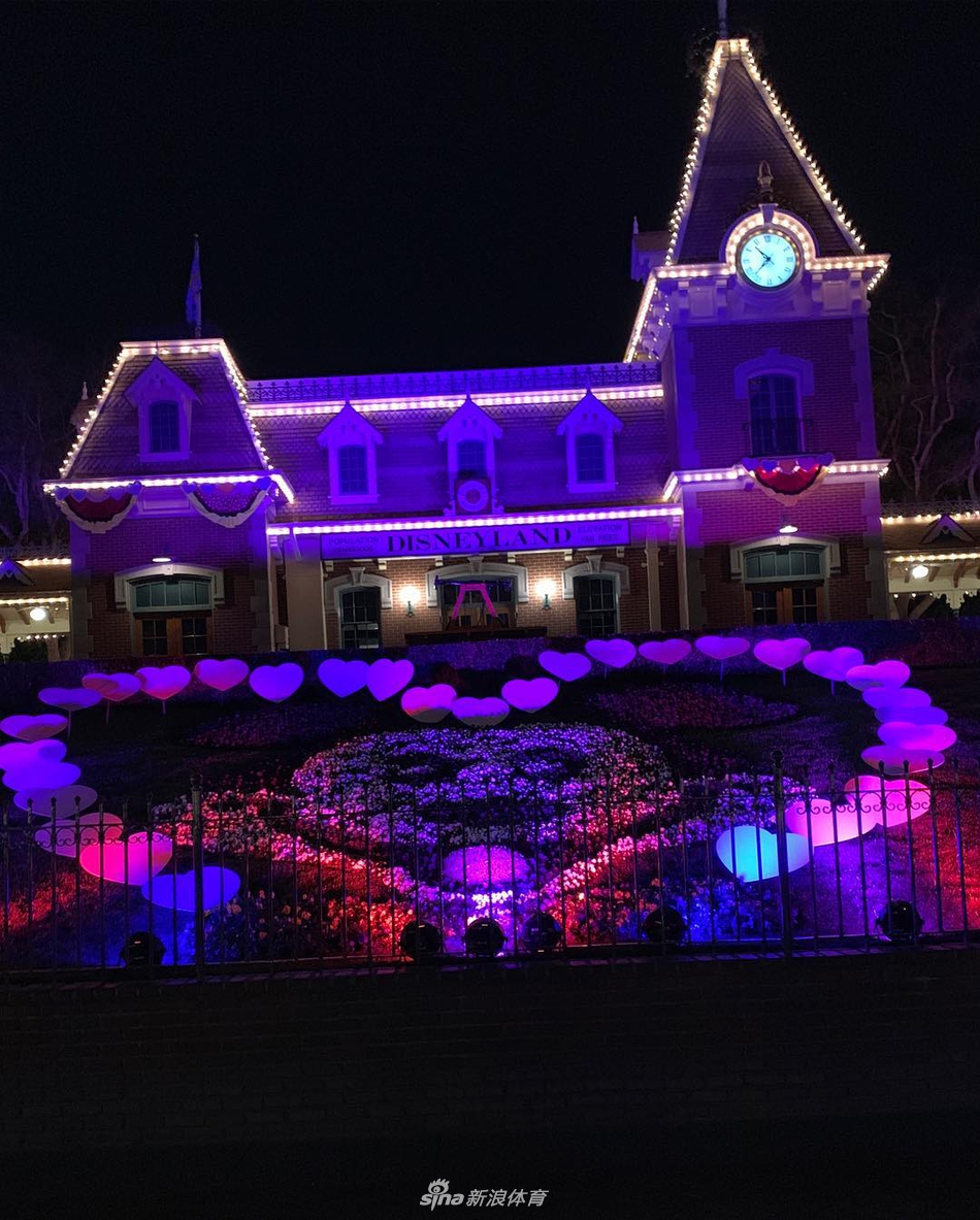 迪士尼之吻！科比瓦妮莎在“自家后院”疯狂撒狗粮