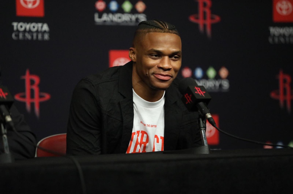 发带神龟亮相！威少正式披上火箭战袍！这造型给打几分？