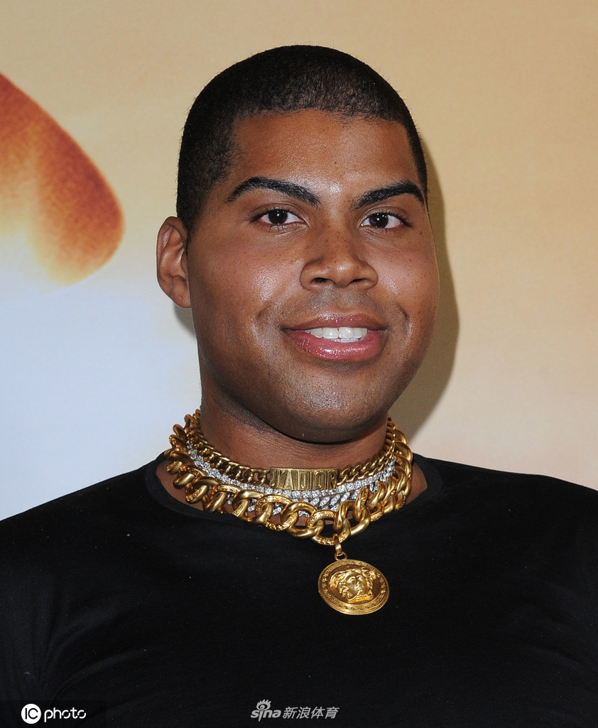 EJ酱亮相电影首映仪式 露腰礼服全黑look