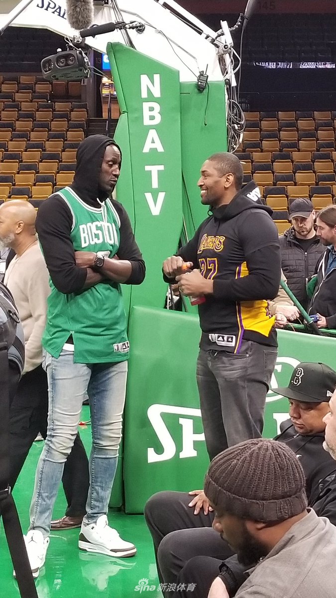 加内特慈世平相约看球 湖凯大战让他俩咧嘴大笑！