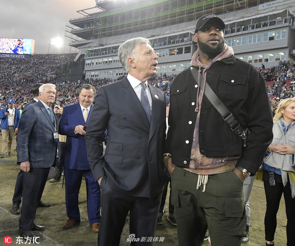 詹姆斯潮装现身NFL赛场 麦基比斯利亮相