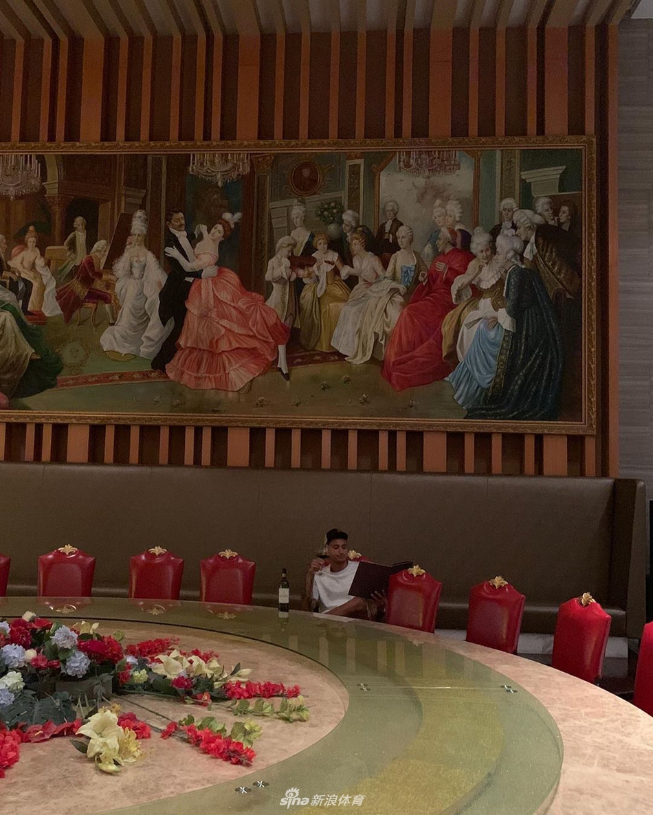 坐在豪华餐厅享用红酒