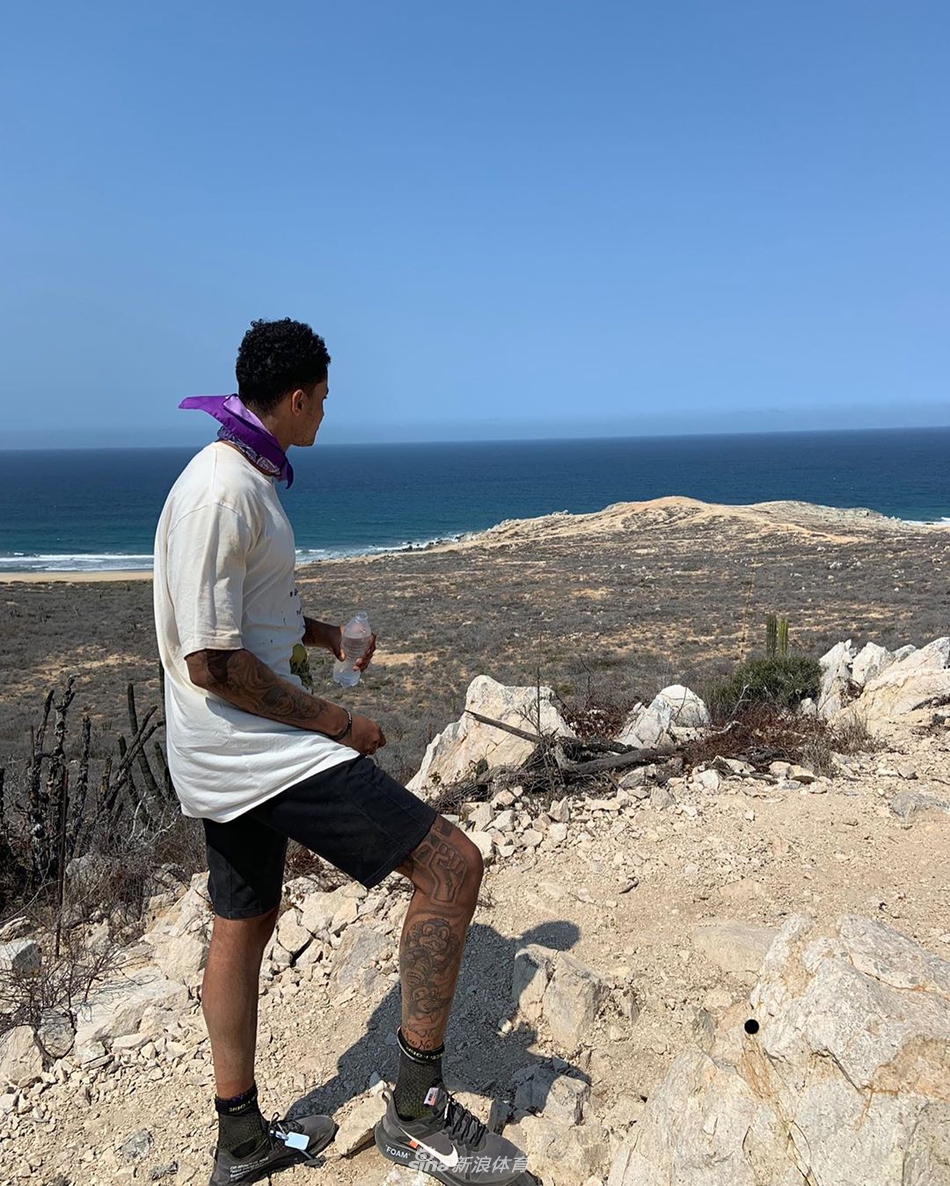 站在山顶遥望大海