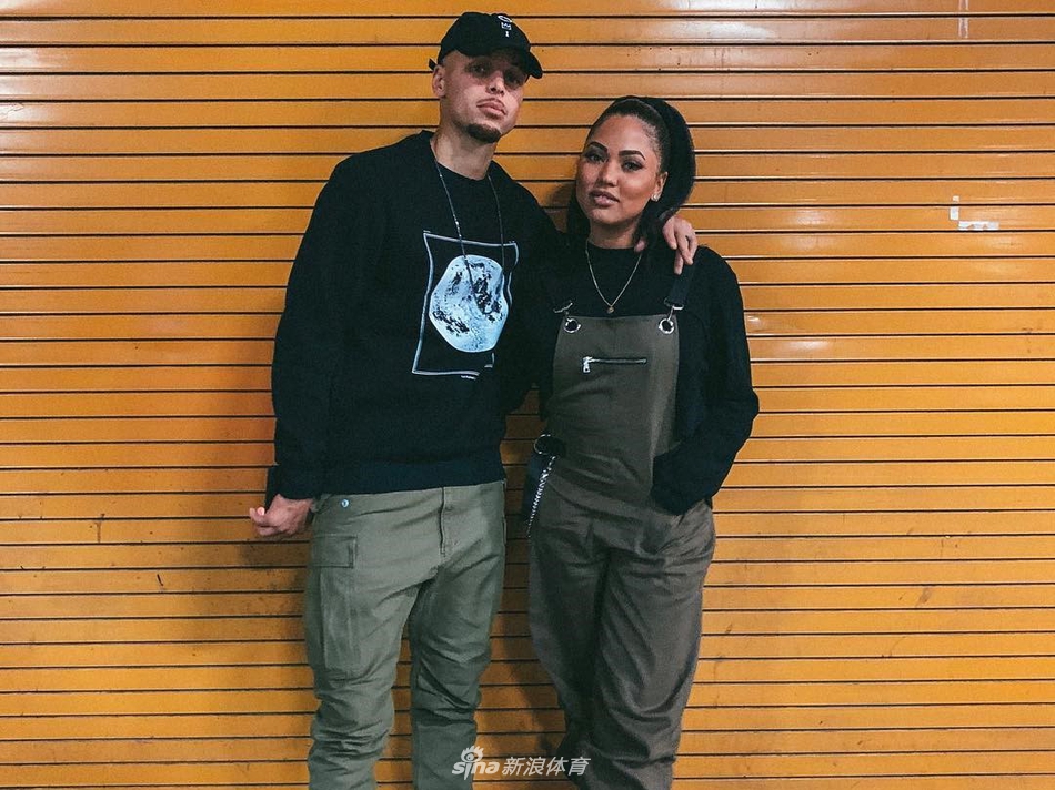 1/ 13在勇士不敌猛龙比赛后,库里妻子阿耶莎晒出与丈夫斯蒂芬的合照