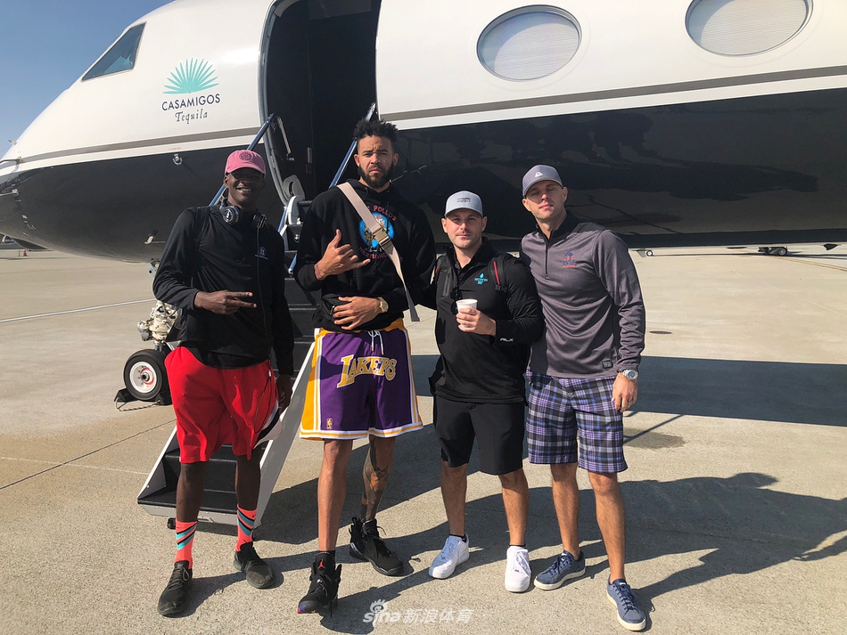 麦基穿湖人球裤亮相