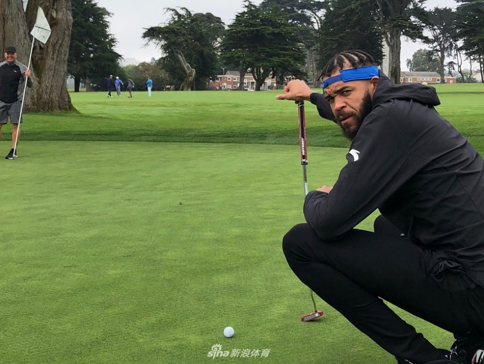 麦基查看果岭球线