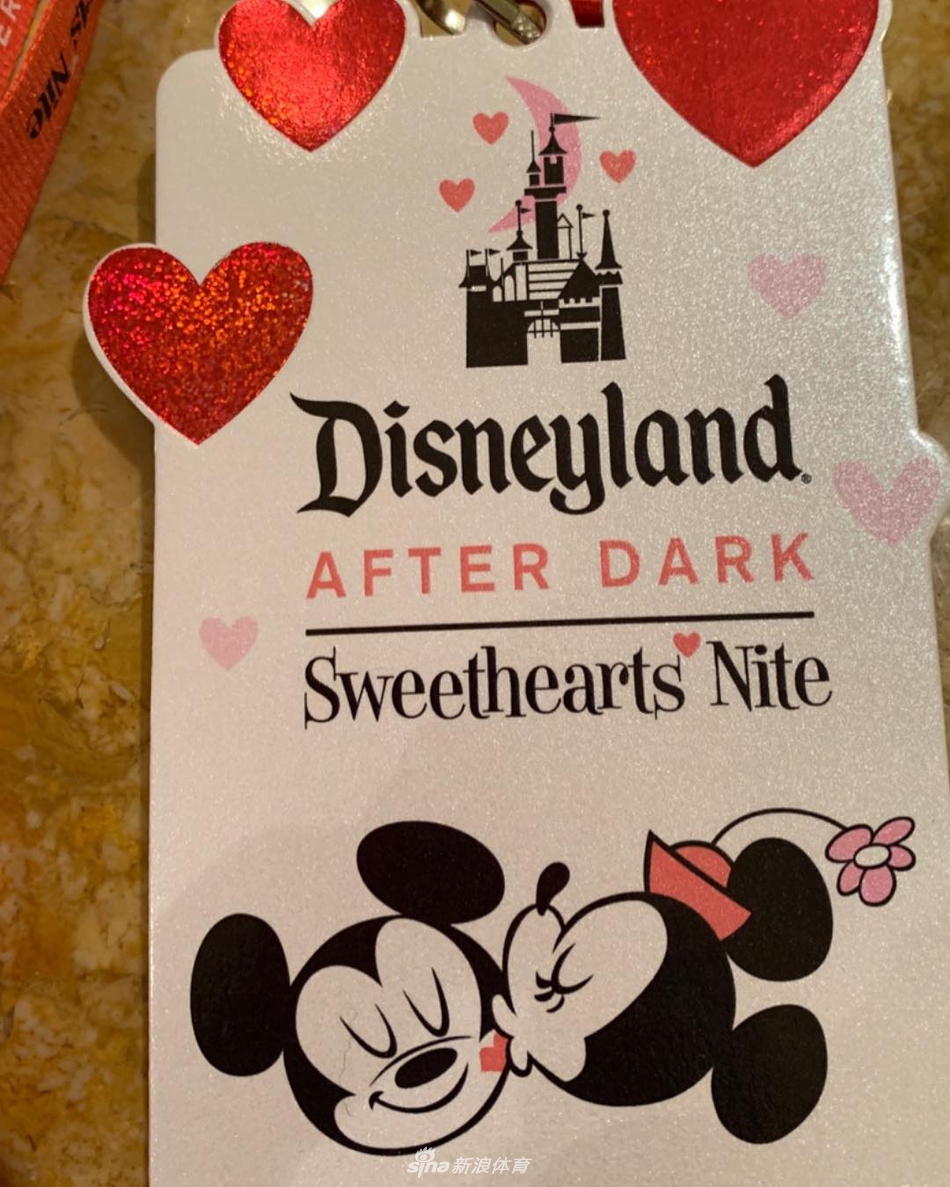 迪士尼之吻！科比瓦妮莎在“自家后院”疯狂撒狗粮