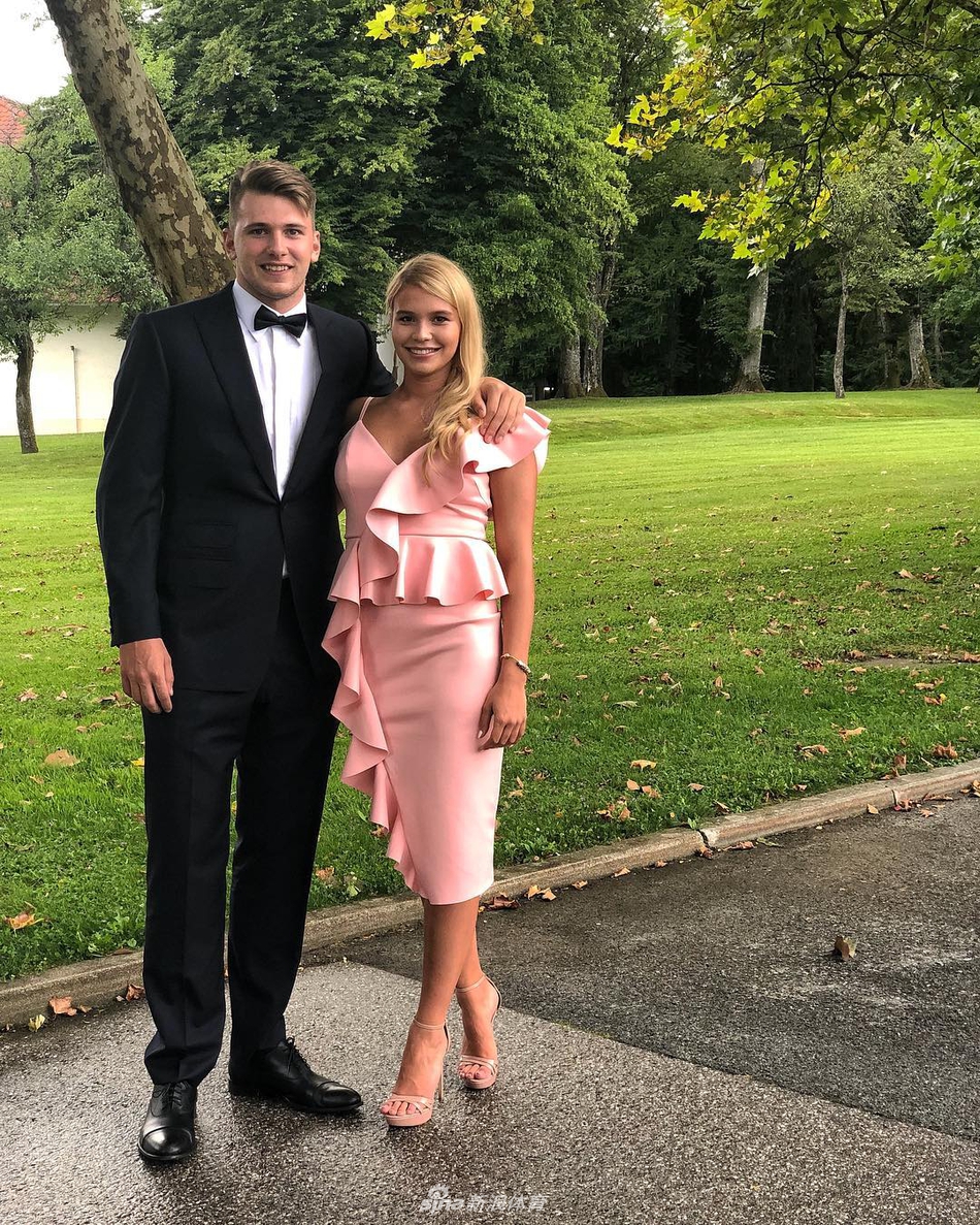 人生赢家东契奇！未来超巨坐拥火辣内衣模特女友