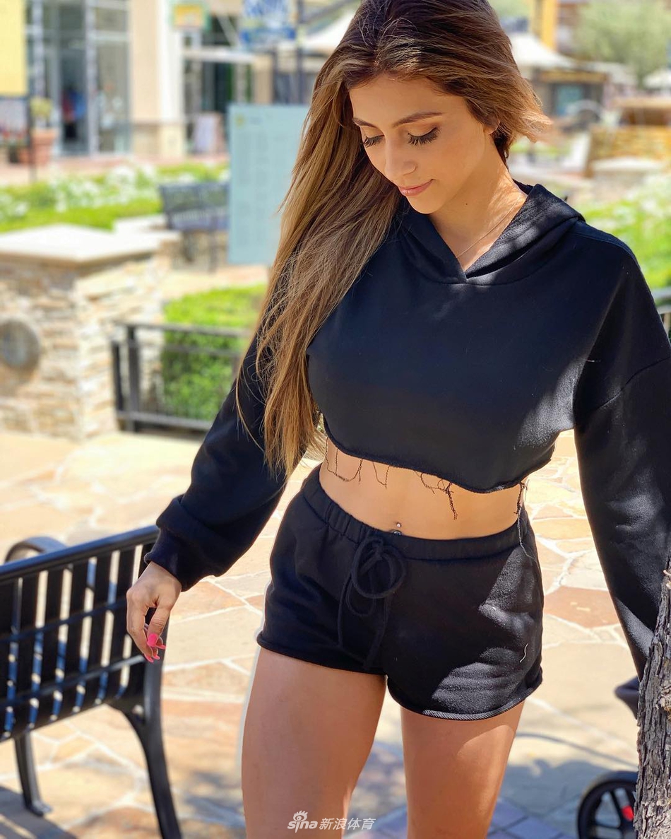 低胸美腿恨天高！球嫂一袭短裙闪亮全场 她可是球哥的青梅竹马