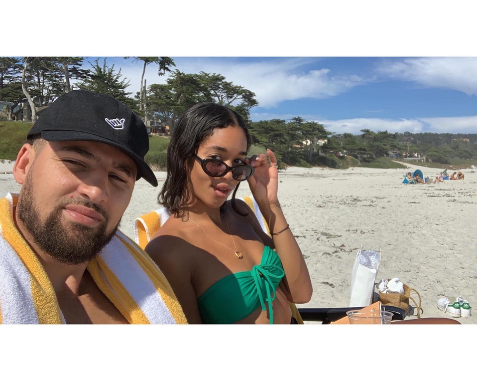 海边一起沐浴阳光