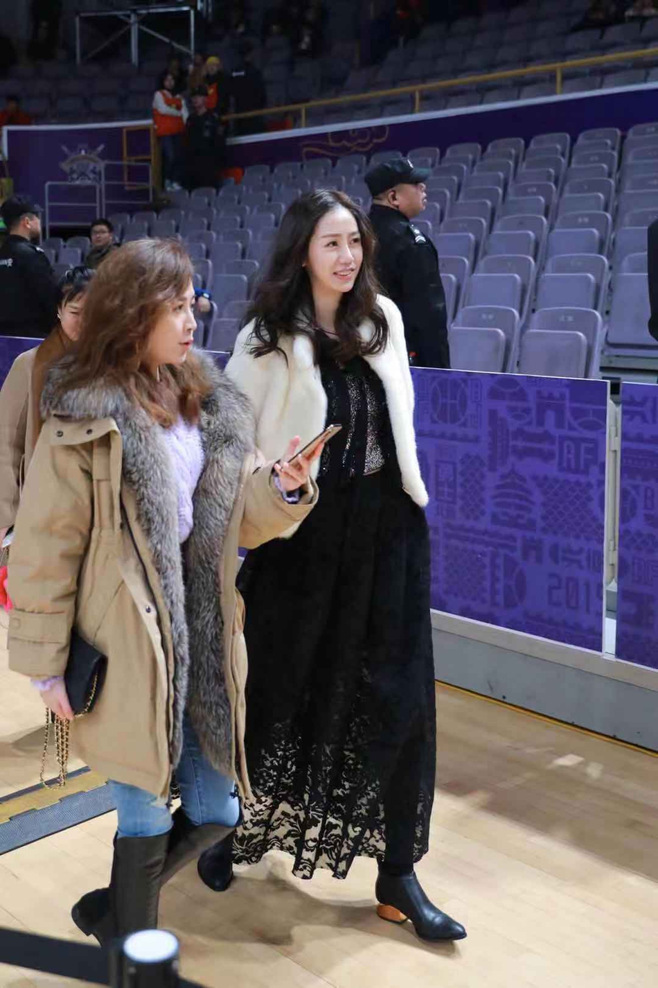 CBA第14轮:孙悦爱妻陈露现场观战