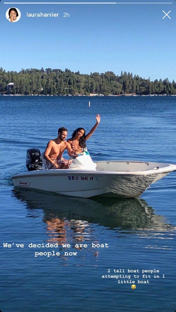 哈里尔兴奋挥手