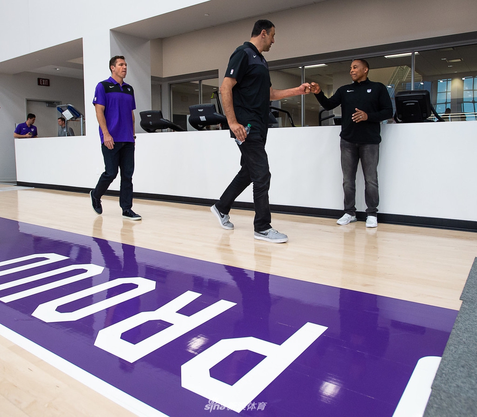 前湖人主帅沃顿挂帅国王 出席上任发布会