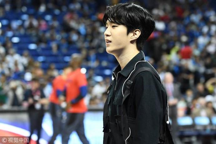 范丞丞亮相NBA中国赛