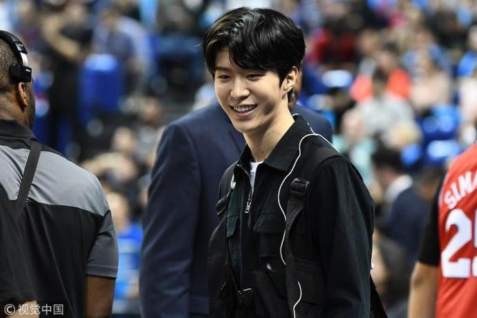 文艺明星范丞丞观战独行侠VS76人