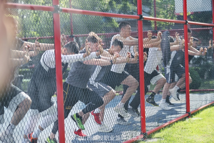 王非率山西男篮田径场训练