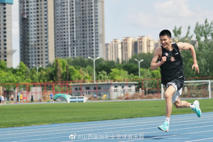 王非率山西男篮田径场训练