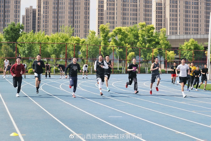 王非率山西男篮田径场训练