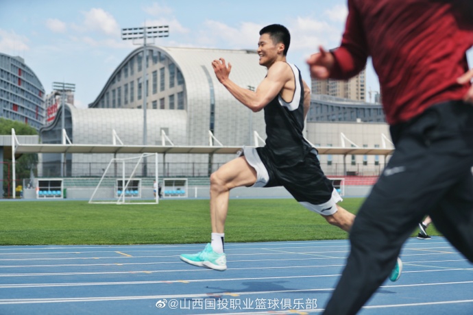 王非率山西男篮田径场训练