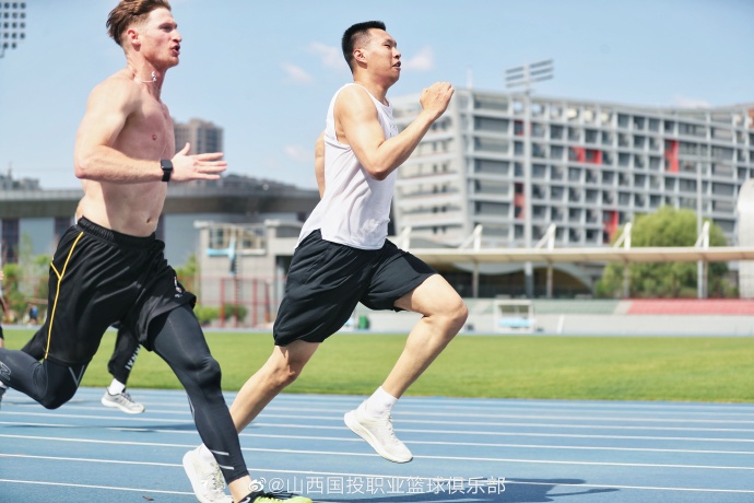 王非率山西男篮田径场训练