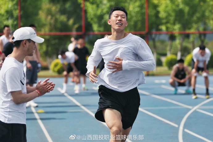 王非率山西男篮田径场训练