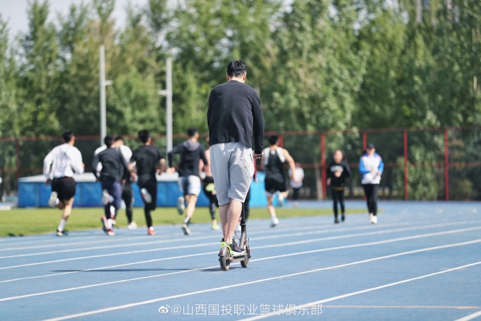 王非率山西男篮田径场训练