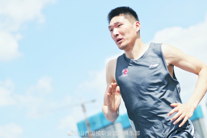 王非率山西男篮田径场训练