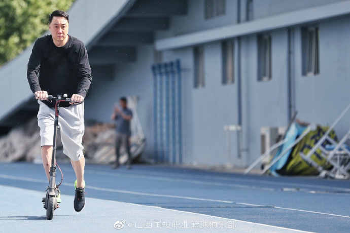 王非率山西男篮田径场训练