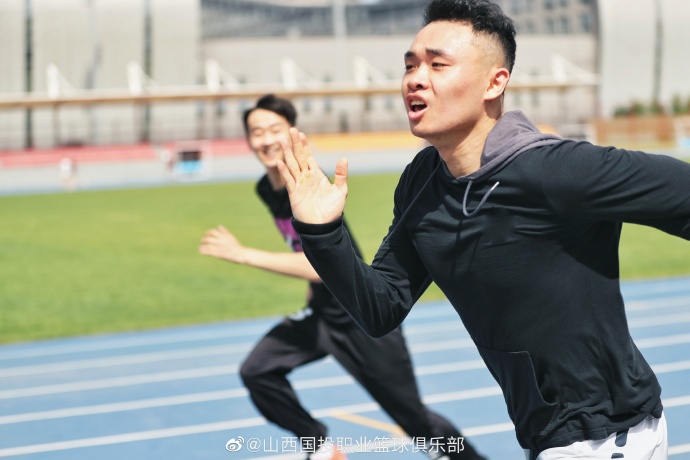 王非率山西男篮田径场训练