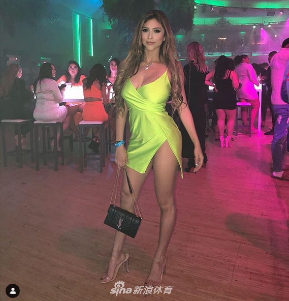 低胸美腿恨天高！球嫂一袭短裙闪亮全场 她可是球哥的青梅竹马