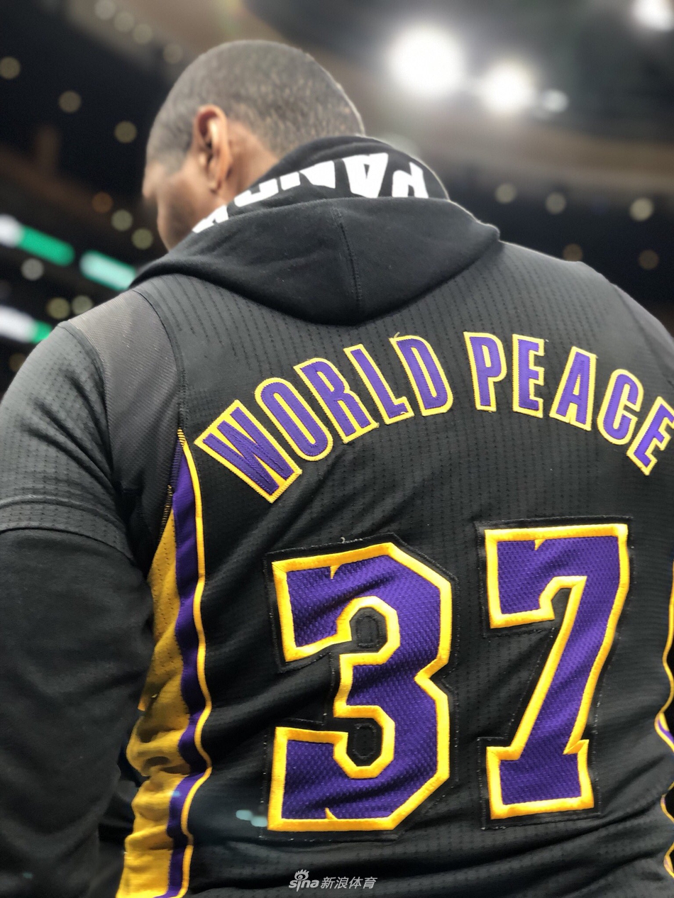 加内特慈世平相约看球 湖凯大战让他俩咧嘴大笑！