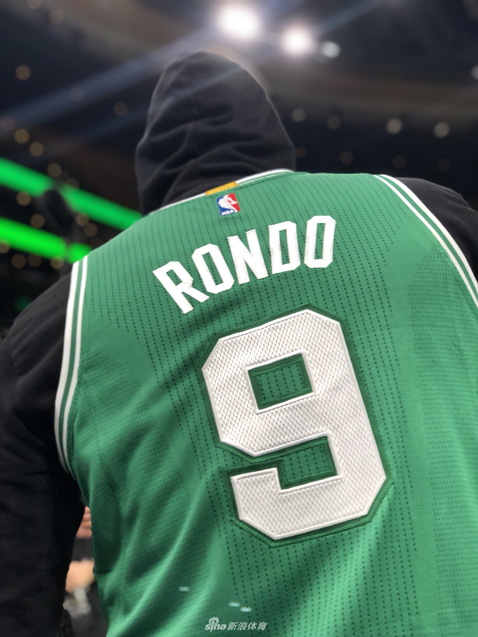 加内特慈世平相约看球 湖凯大战让他俩咧嘴大笑！