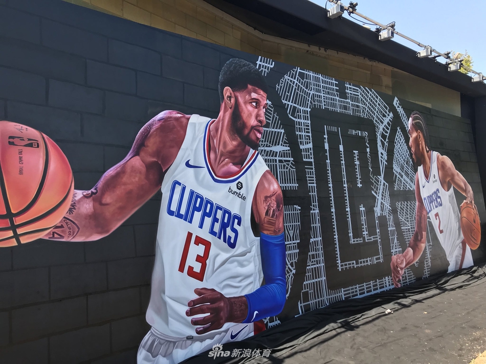 快船举行超巨欢迎发布会!卡哇伊泡椒露出灿烂笑容