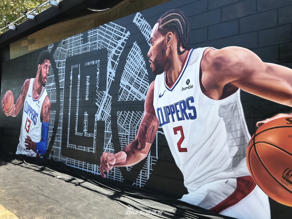 快船举行超巨欢迎发布会!卡哇伊泡椒露出灿烂笑容