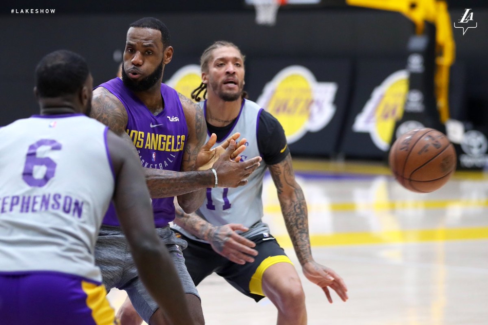 詹姆斯分球队友