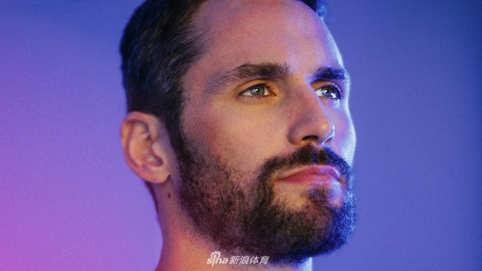 荷尔蒙爆表！颜王乐福再登时尚杂志封面 成熟男人魅力尽显