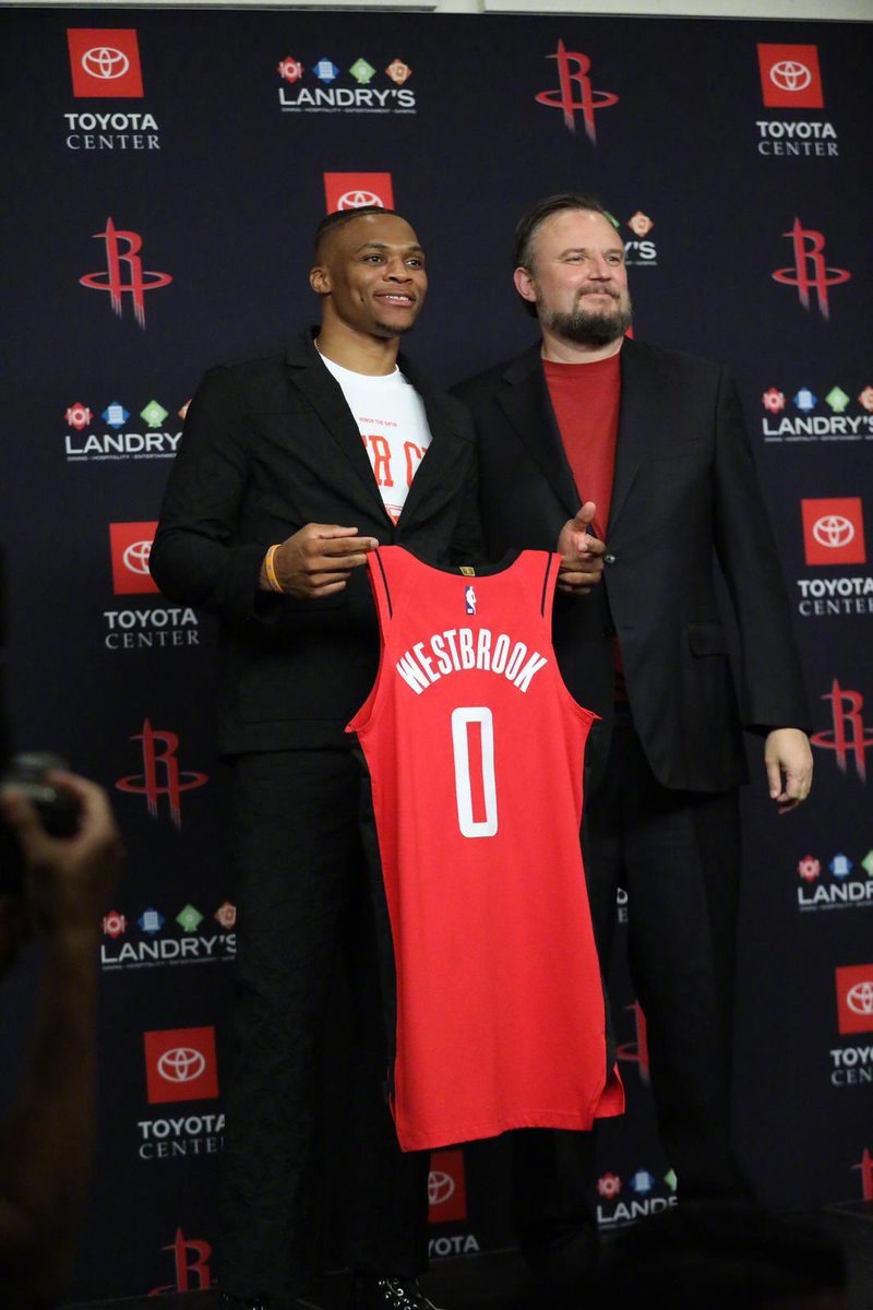 发带神龟亮相！威少正式披上火箭战袍！这造型给打几分？