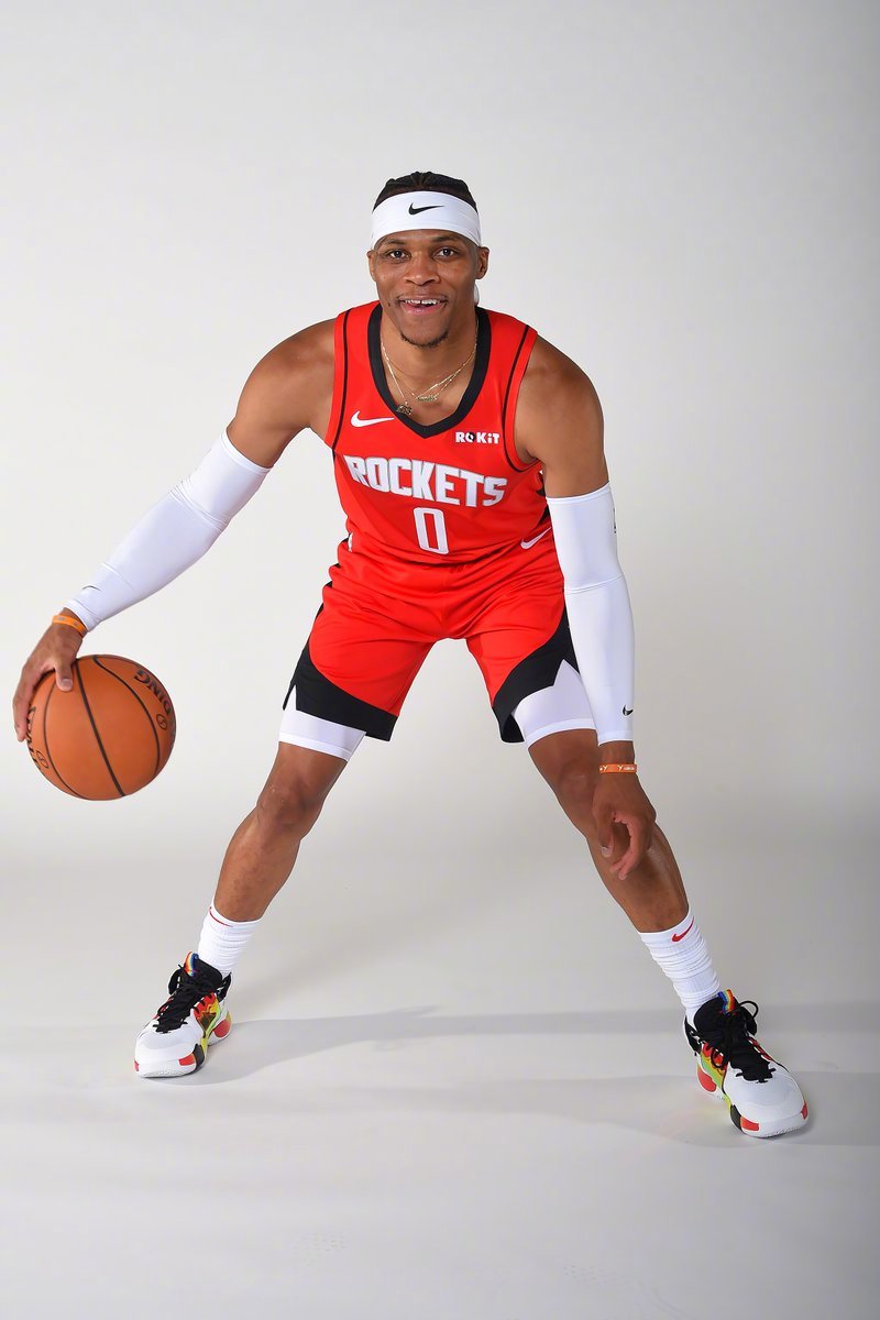 发带神龟亮相！威少正式披上火箭战袍！这造型给打几分？