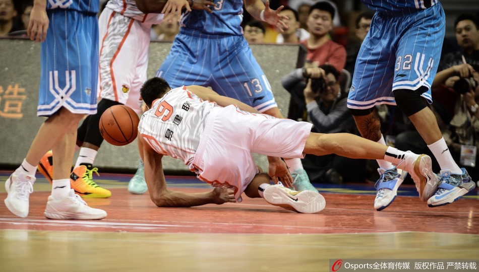 京粤大战:盘点两队历史交手火爆瞬间