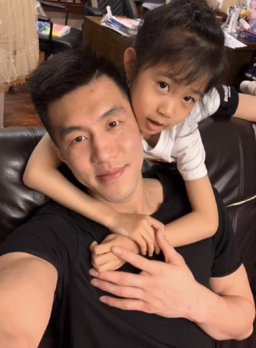 郭士强女儿与郭艾伦甜蜜合照